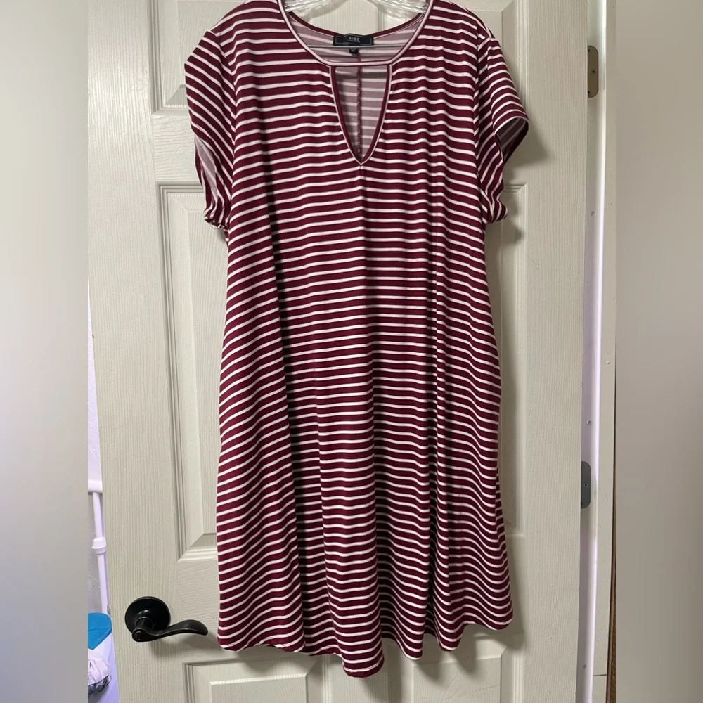 VIBE SPORTSWEAR Womens Plus Burgundy & White Striped Short Sleeve dress Size 3XL - Picture 2 of 6